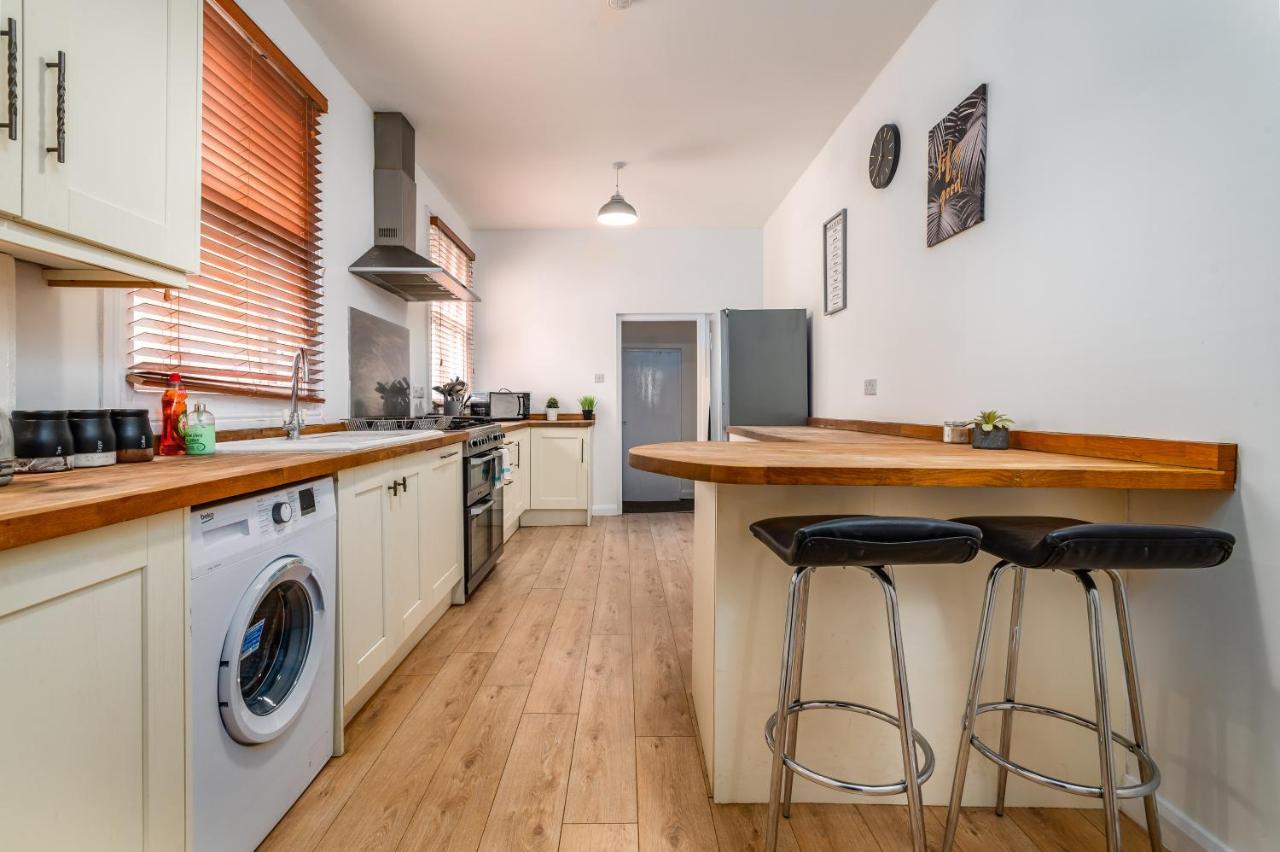 Spacious Contractor House For Large Groups - Private Parking Northampton Bagian luar foto