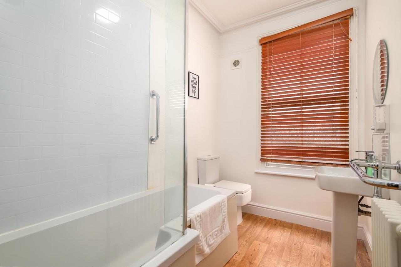 Spacious Contractor House For Large Groups - Private Parking Northampton Bagian luar foto