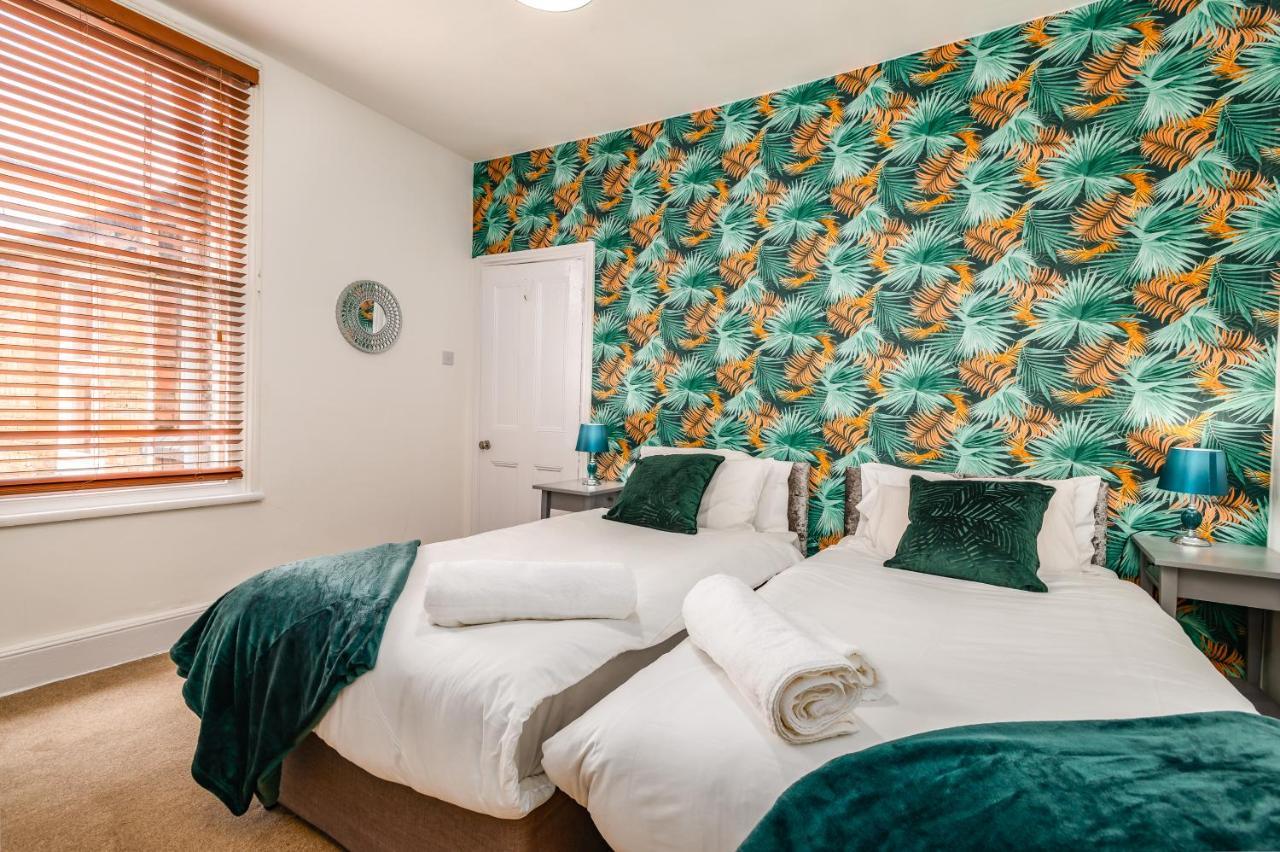 Spacious Contractor House For Large Groups - Private Parking Northampton Bagian luar foto
