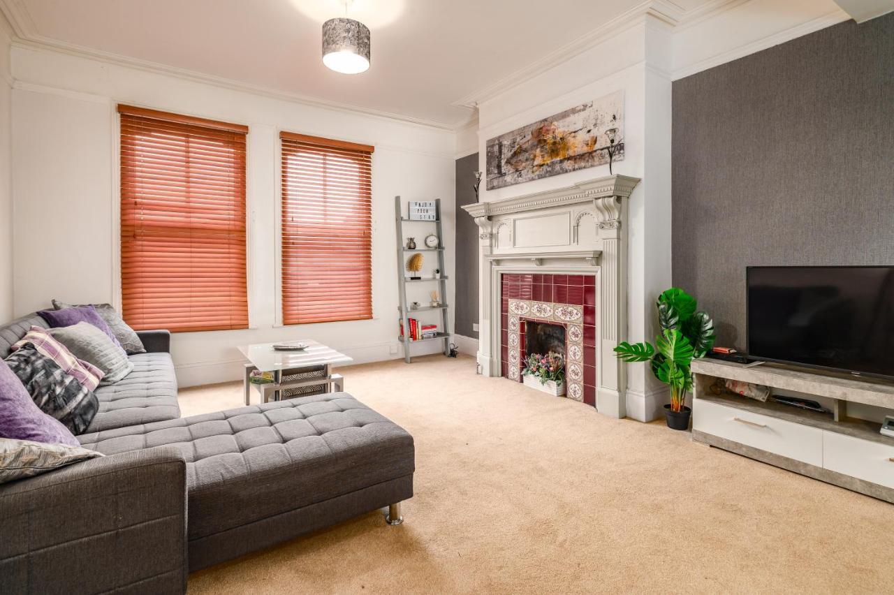Spacious Contractor House For Large Groups - Private Parking Northampton Bagian luar foto