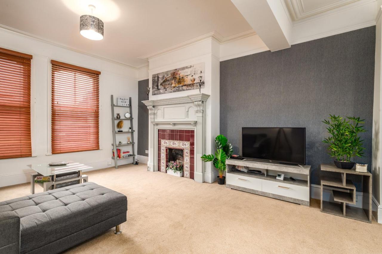 Spacious Contractor House For Large Groups - Private Parking Northampton Bagian luar foto