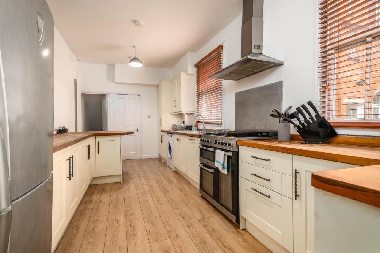 Spacious Contractor House For Large Groups - Private Parking Northampton Bagian luar foto