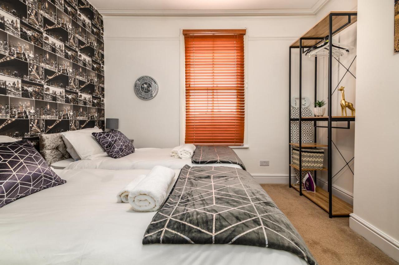 Spacious Contractor House For Large Groups - Private Parking Northampton Bagian luar foto